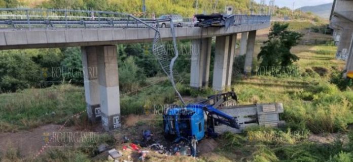 Автовоз упал с моста в Болгарии, водитель погиб