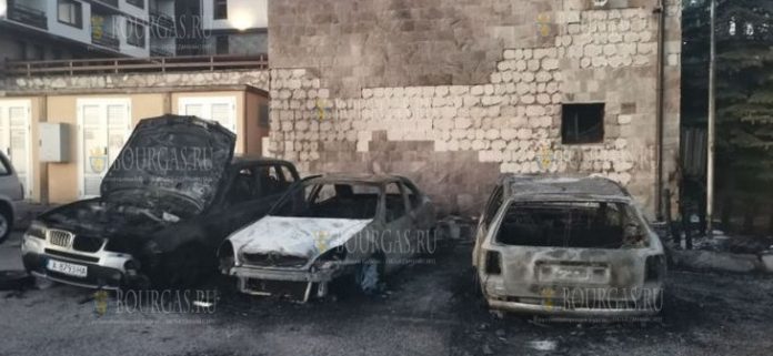 Пожар на парковке отеля в Банско уничтожил несколько авто
