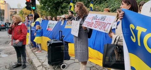 Перед посольством РФ в Софии прошла акция протеста