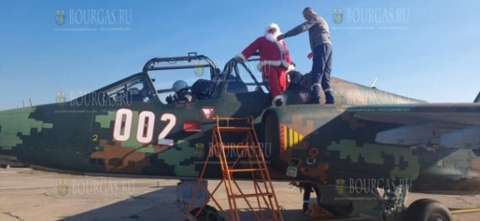 Дед Мороз прибыл на авиабазу Безмер в Болгарии