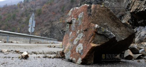 На трассу в Болгарии в районе Маказа упала скала