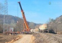 Болгарский кран, посланный в сербский город Пироте, опрокинулся