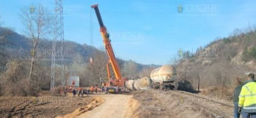 Болгарский кран, посланный в сербский город Пироте, опрокинулся