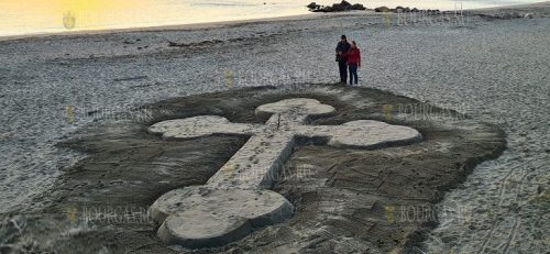 На пляже Бургаса к Крещению появился 13-метровый крест