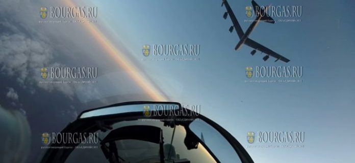 Болгарские самолеты прикрывают американские бомбардировщики