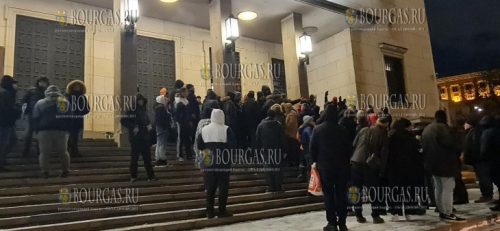 Перед зданием БНБ образовалась внушительная очередь