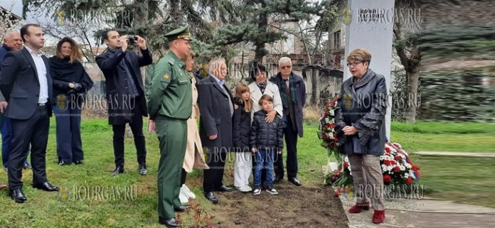 Первое заседание парламента прошло без посла РФ в Болгарии - Элеоноры Митрофановой, именно поэтому она с горя решила возложить цветы к памятнику Юрию Гагарину в Банкя Первое заседание парламента прошло без посла РФ в Болгарии - Элеоноры Митрофановой, именно поэтому она с горя решила возложить цветы к памятнику Юрию Гагарину в Банкя