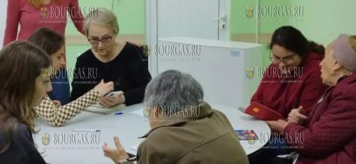 В Бургасе обучают нуждающихся в работе с мобильным телефоном