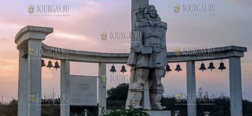 памятник адмиралу Федору Ушакову, установленный на мысе Калиакра