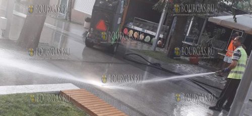 в Царево моют улицы