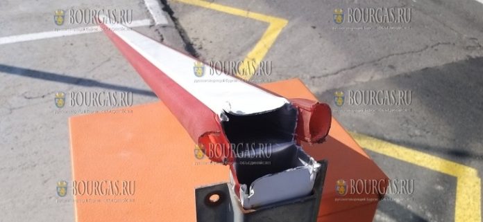 Вандалы сломали шлагбаум перед гостиницей в Поморие