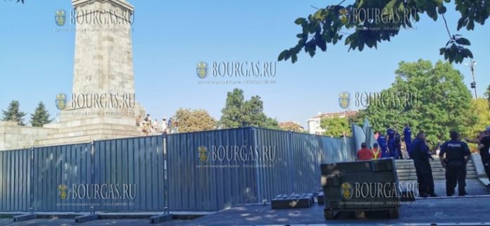 Памятник Советской Армии в Софии окружили забором