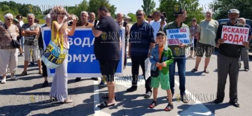 Жители Омуртага протестуют - они перекрыли дорогу София-Варна