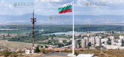 На 55-метровом пилоне в Ямболе подняли болгарский флаг
