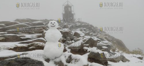 На наивысшей точке Болгарии - горе Мусала, идет снег