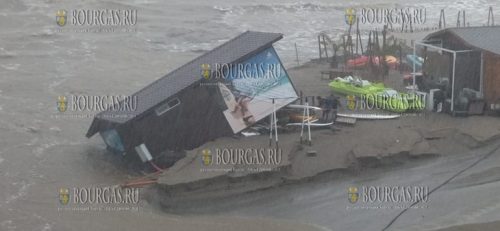 На пляже Арапя в Болгарии вытаскивают авто из воды