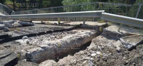 Разрушают мост на дороге Царево-Ахтополь
