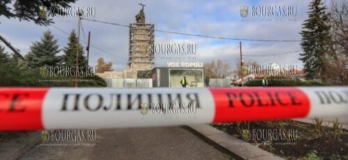 Кран и полиция у памятника Советской Армии в Софии