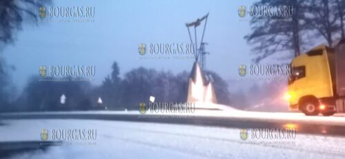 На перевале Предела на Юго-Западе Болгарии идет снег