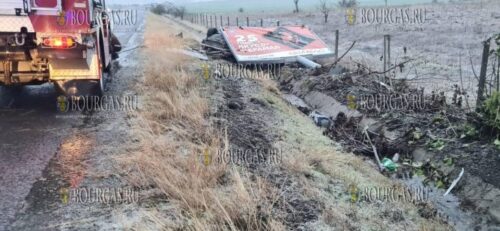 На трассе Тракия в Болгарии автомобиль снес рекламный щит