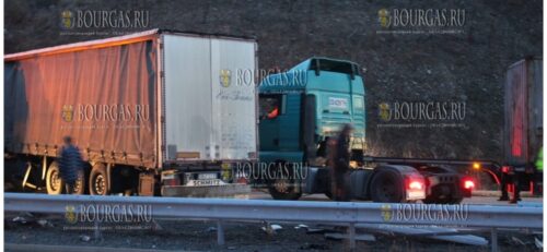 Тягач Volvo с прицепом перекрыл трассу Струма под Благоевградом