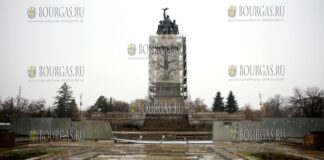 Упал забор перед памятником Советской Армии в центре Софии
