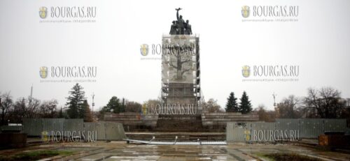 Упал забор перед памятником Советской Армии в центре Софии