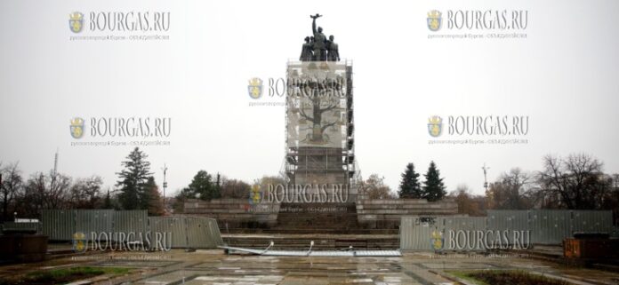 Упал забор перед памятником Советской Армии в центре Софии