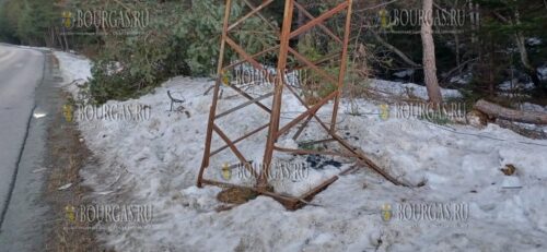 В Болгарии упал электрический столб