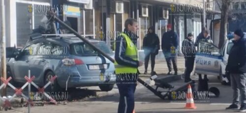 В центре Габрово машина сбила светофор