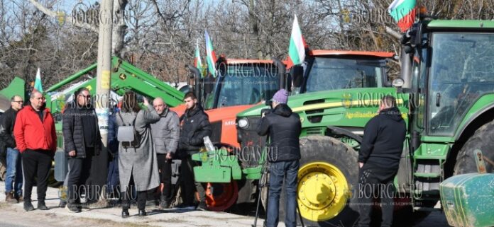 Фермеры в Хасково в знак протеста вывезли технику на дороги