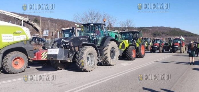 протестующие болгарские фермеры перекрыли автотрассу Варна - Бургас