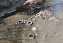 Автомобильные шины плавают в канале Варны