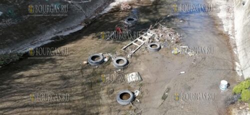 Автомобильные шины плавают в канале Варны