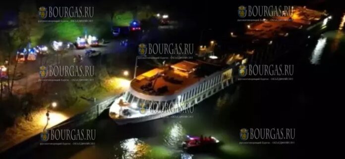 Болгарский круизный лайнер врезался в бетонную стену