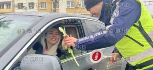 Сотрудники Дорожной полиции во Враце поздравляют женщин