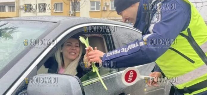 Сотрудники Дорожной полиции во Враце поздравляют женщин