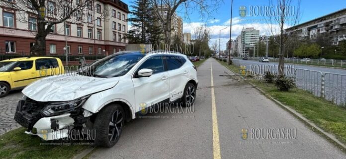 Автомобиль с дипломатическими номерами врезался в забор перед райсудом в Софии