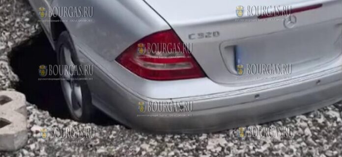 Автомобиль в Пловдиве провалился на стоянке