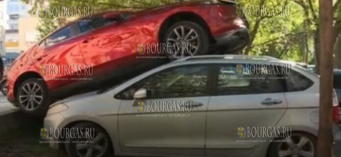 Женщина в Пловдиве припарковала свою машину на крыше иного авто