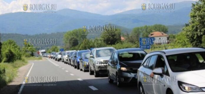 Огромная пробка на трассе Е-79 в Болгарии возле Симитли