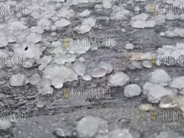 Град размером с яйцо обрушился на Болгарию