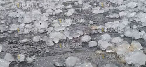 Град размером с яйцо обрушился на Болгарию