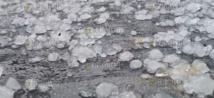 Град размером с яйцо обрушился на Болгарию