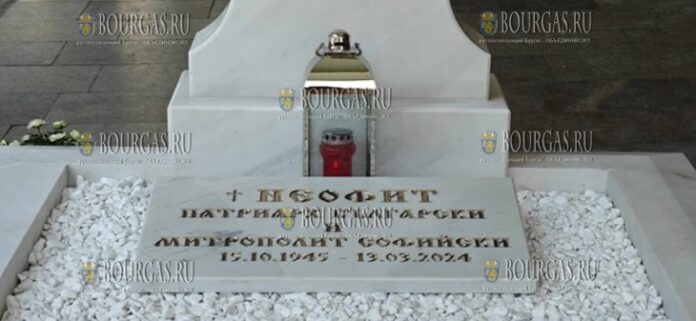 Могила патриарха Болгарии - Неофита приобрела новый облик