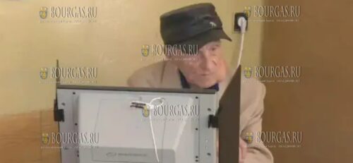самый возрастной гражданин Варны - 104-летний Хиньо Коларов, пришел на выборы