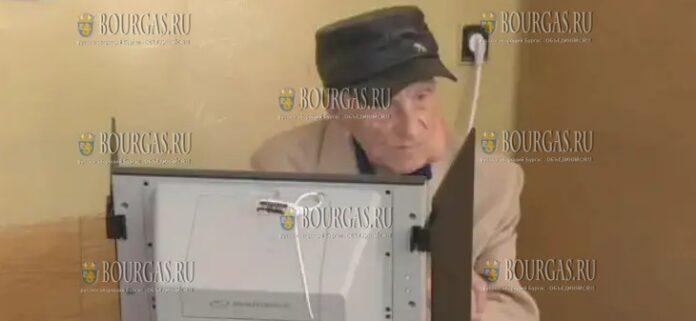самый возрастной гражданин Варны - 104-летний Хиньо Коларов, пришел на выборы