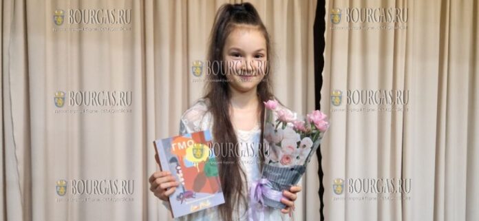 вундеркинд из Карнобата опубликовал роман, им является 14-летний болгарский подросток - Лия Неделчева вундеркинд из Карнобата опубликовал роман, им является 14-летний болгарский подросток - Лия Неделчева