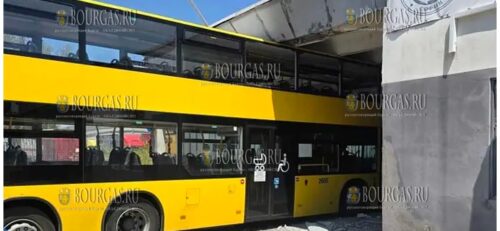 Двухэтажный автобус застрял в небольшом тоннеле в Софии