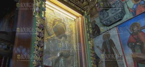 Сотни верующих стекаются в Бачковский монастырь